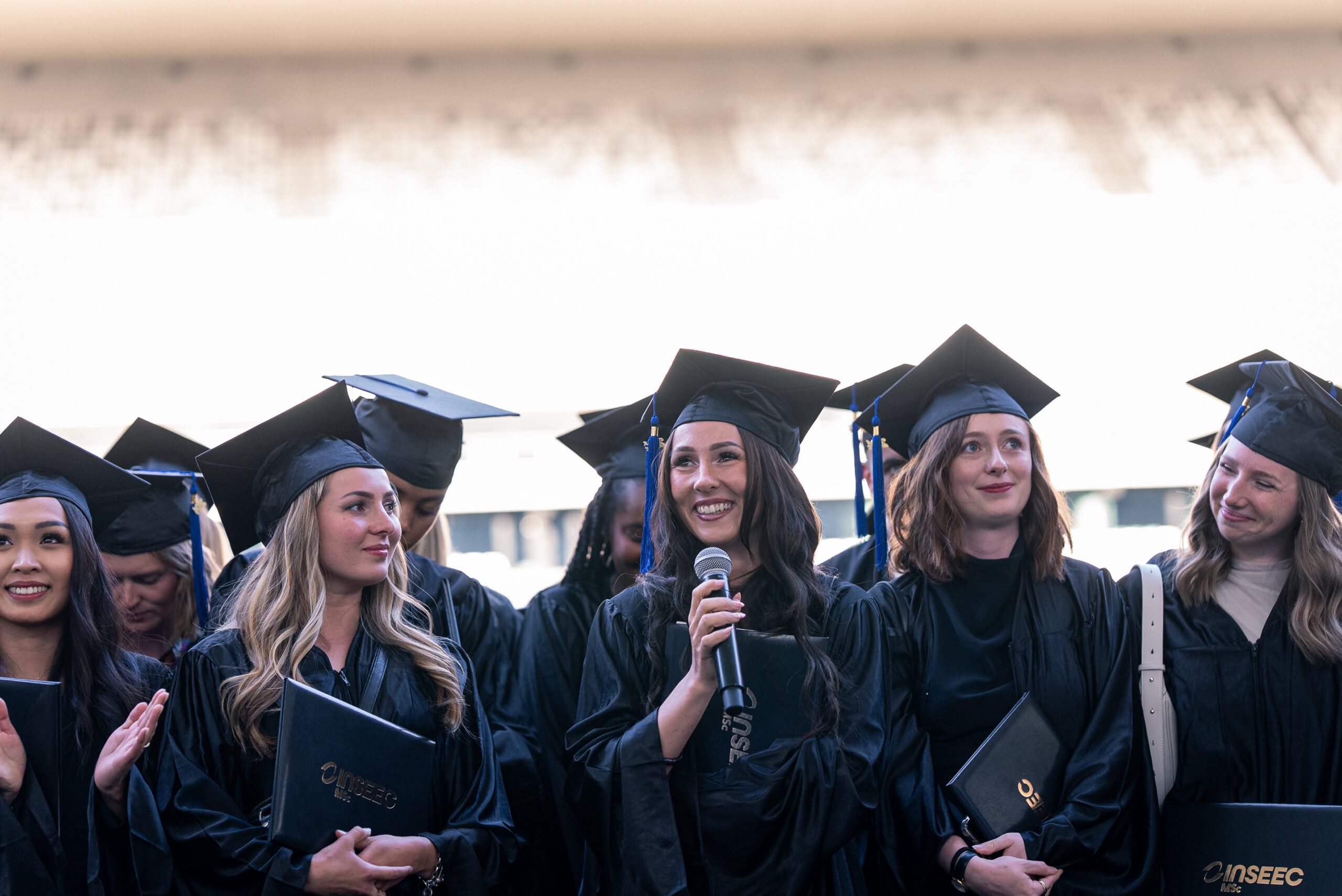Discours d'une étudiante pendant sa remise de diplômes